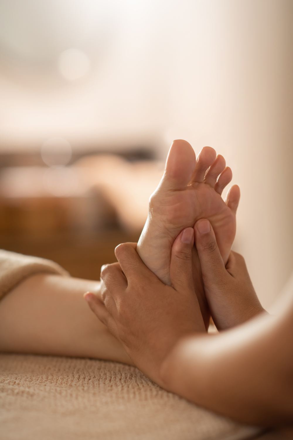 Séance de réflexologie plantaire à Arles : massage du pied